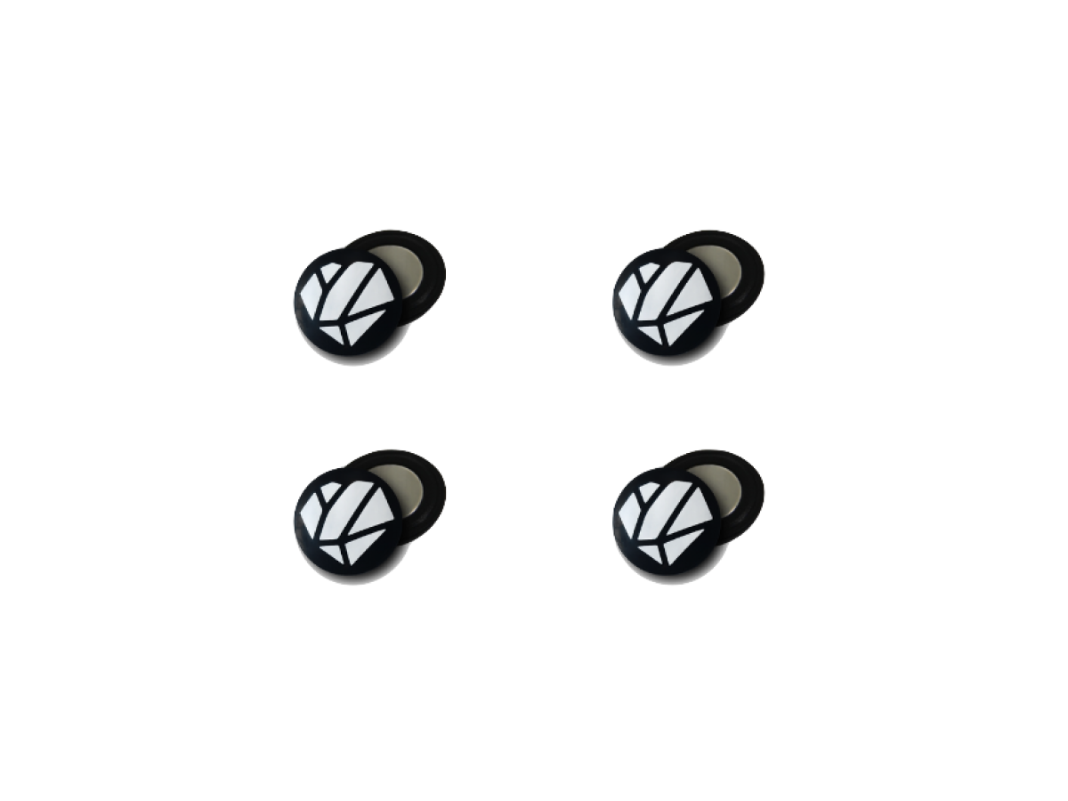  Questi magneti a 4 numeri consentono di evitare l'uso della spilla da balia durante le gare. Garantiscono una buona vestibilità del numero e non danneggiano i vestiti.