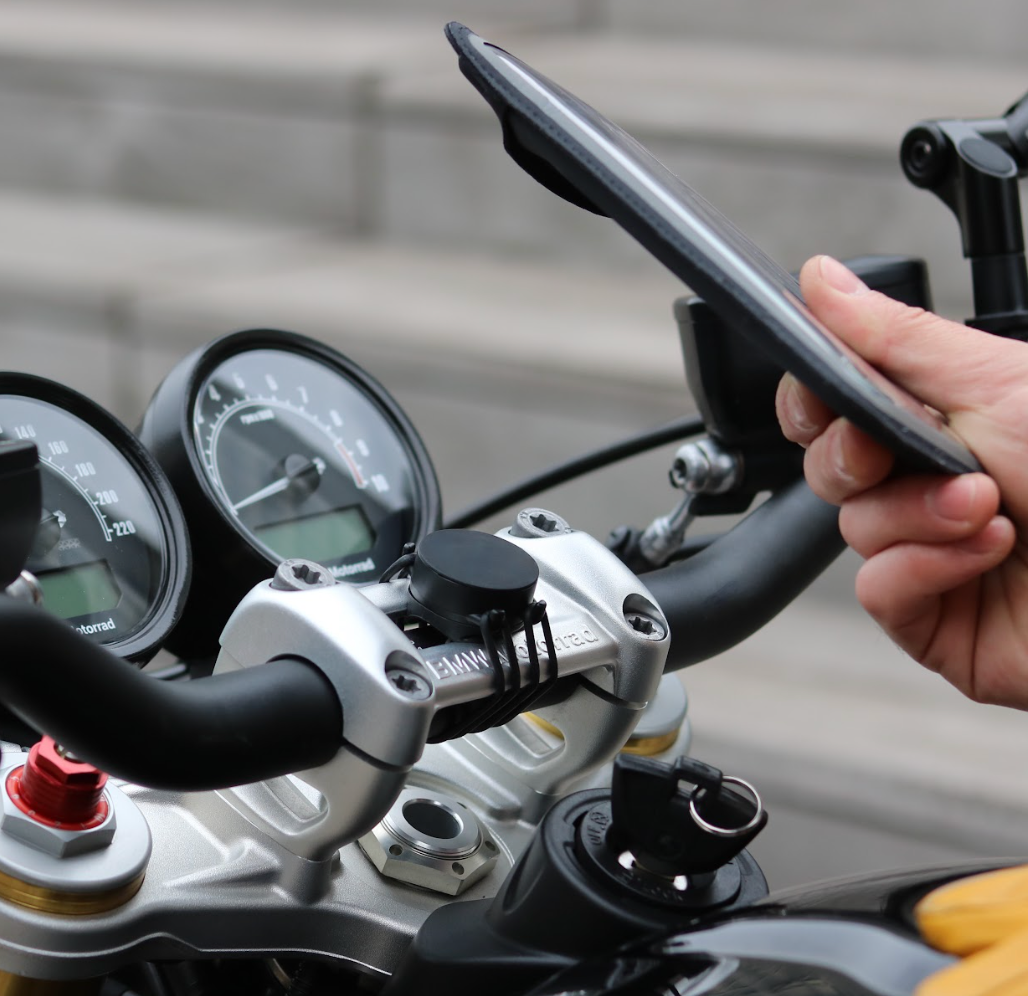 Support de téléphone fixé sur pontet d'une Yamaha MT07