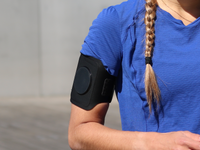 Brassard magnétique de sport, ajustable pour convenir à toute largeur de bras.