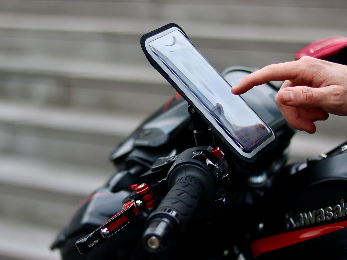 La pochette de votre support bouchon de rétroviseur protège votre téléphone des intempéries sans altérer le tactile de votre écran.