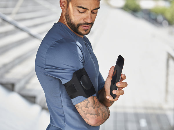 Brassard Shapeheart avec pochette magnétique détachable, idéal pour transporter un smartphone lors d'activités sportives.