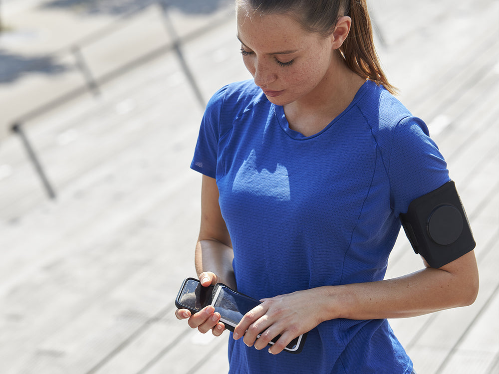 Insertion du téléphone dans la pochette Shapeheart, disponible en 3 tailles et compatible avec toutes les marques 