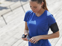Insertion du téléphone dans la pochette Shapeheart, disponible en 3 tailles et compatible avec toutes les marques 