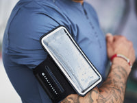 Brassard Shapeheart avec pochette étanche, protégeant le smartphone de la pluie et compatible avec le tactile.
