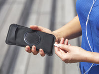 Pochette magnétique détachable, permettant un accès facile au téléphone pendant les séances de running, ouverture pour écouteurs