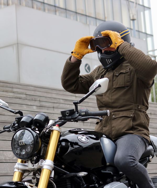 Un élève en formation moto sur un plateau, illustrant le passage du permis et l’entrée dans l’univers motard.