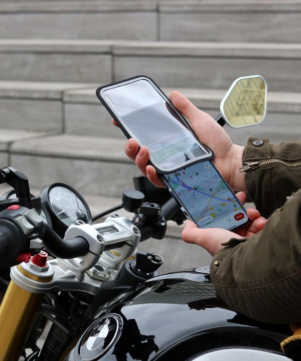 Un jeune conducteur sur la route en pleine ville, concentré sur ses premiers trajets à moto.