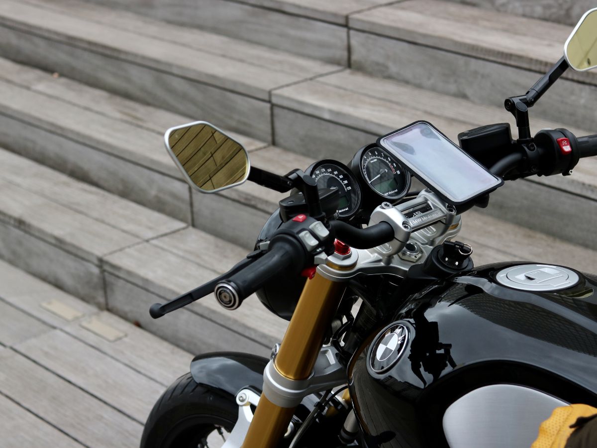 Comparaison de plusieurs motos équipées de différents supports Shapeheart : vissé, silicone et miroir.