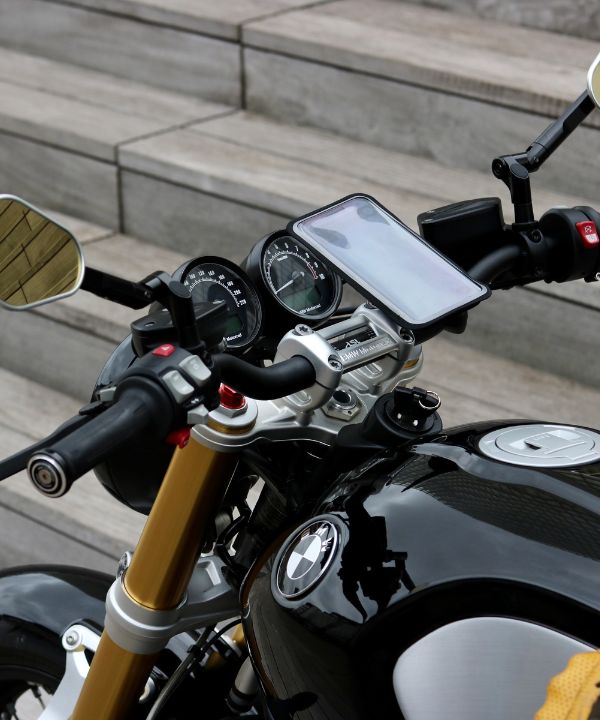 Comparaison de plusieurs motos équipées de différents supports Shapeheart : vissé, silicone et miroir.