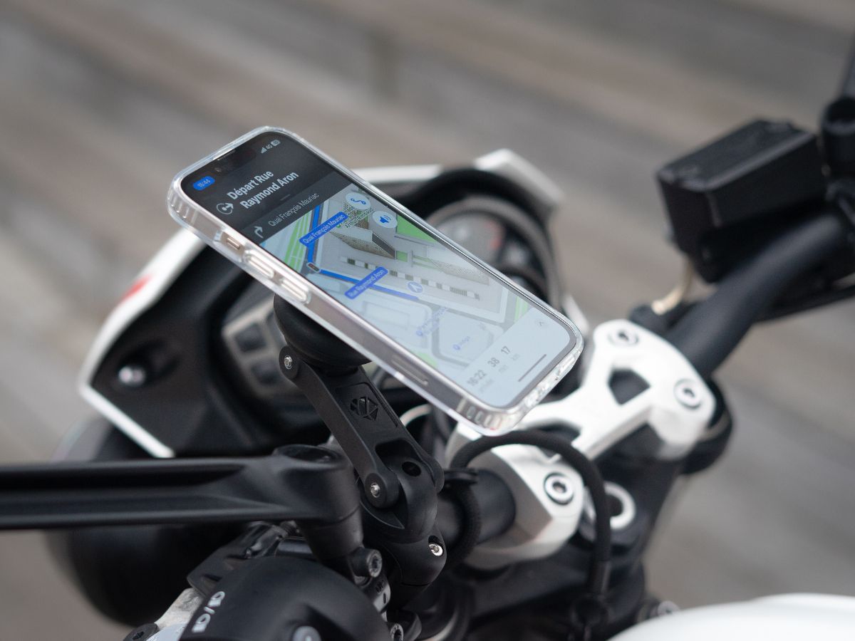 Un guidon équipé d'un support Shapeheart affichant un GPS, facilitant la navigation en ville. Une mise en situation idéale pour démontrer l’utilité du support dans un environnement urbain.