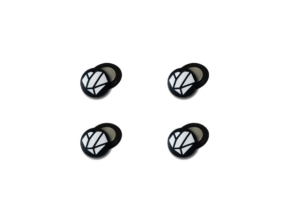  These 4 number magnets allow you to avoid using a safety pin during your races. Guaranteeing a good hold of your number, they do not damage your clothes.