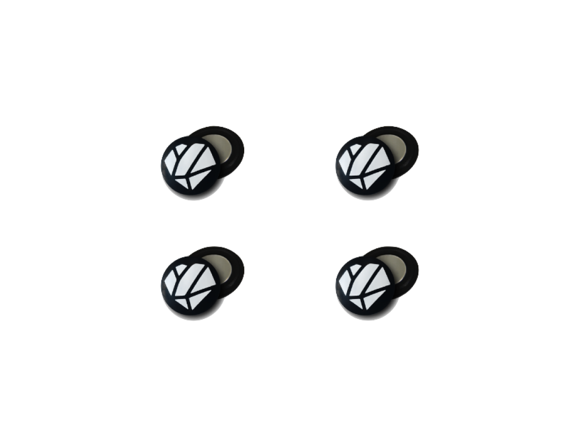  These 4 number magnets allow you to avoid using a safety pin during your races. Guaranteeing a good hold of your number, they do not damage your clothes.