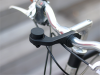 Installation facile du support compteur Garmin Shapeheart grâce à une fixation simple et rapide sur votre guidon.