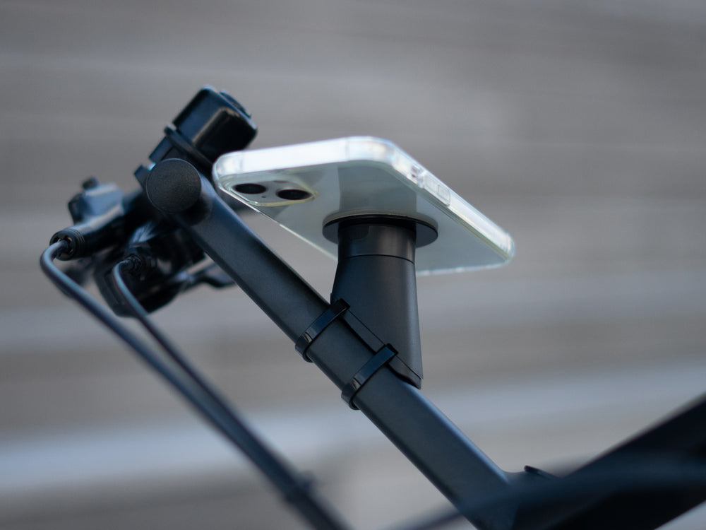 Support Shapeheart pour vélo Moustache - installation sur guidon. Vue détaillée du support monté sur un vélo Moustache démontrant sa compatibilité et son design ergonomique.