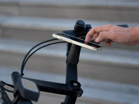 Support Shapeheart pour vélo Moustache - compatibilité tactile. Image montrant l'utilisation de la pochette magnétique avec écran tactile permettant d’accéder facilement aux fonctionnalités du téléphone.