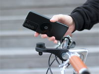 Support Shapeheart monté sur un guidon, garantissant une stabilité parfaite pour vos trajets à vélo