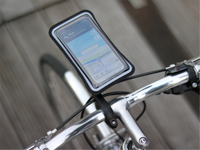 Support Shapeheart en action, sécurisant votre smartphone tout en offrant un affichage clair de votre GPS