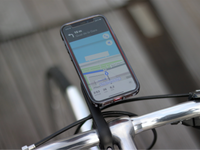 Vue rapprochée du support Shapeheart installé, pour un accès direct à votre téléphone ou GPS.