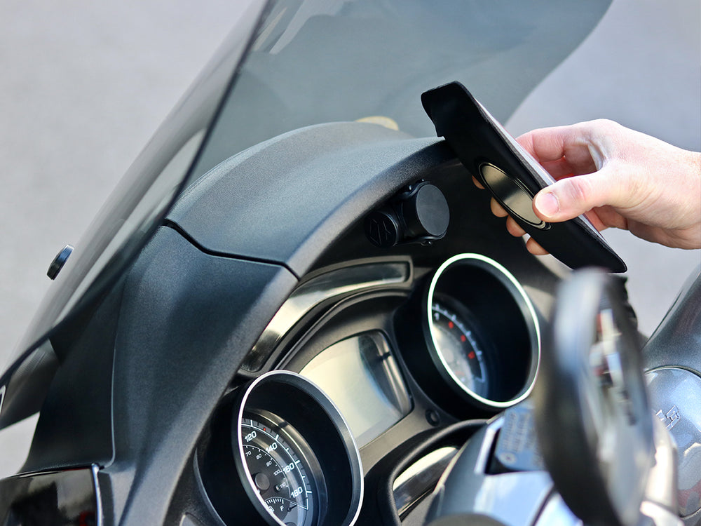 Installieren Sie Ihre Halterung für das Armaturenbrett eines Motorrollers und genießen Sie den erleichterten Zugriff auf Ihr Telefon.