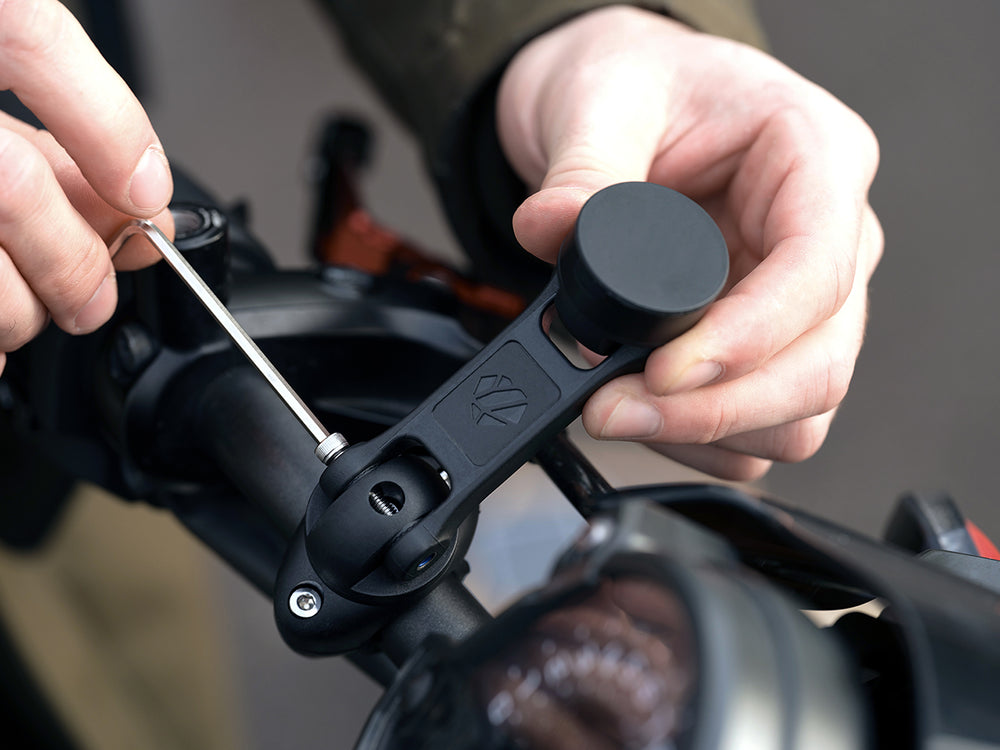 Installation facile du Booster 360 sur une moto avec clé Allen, système de fixation sécurisé et orientable 360°