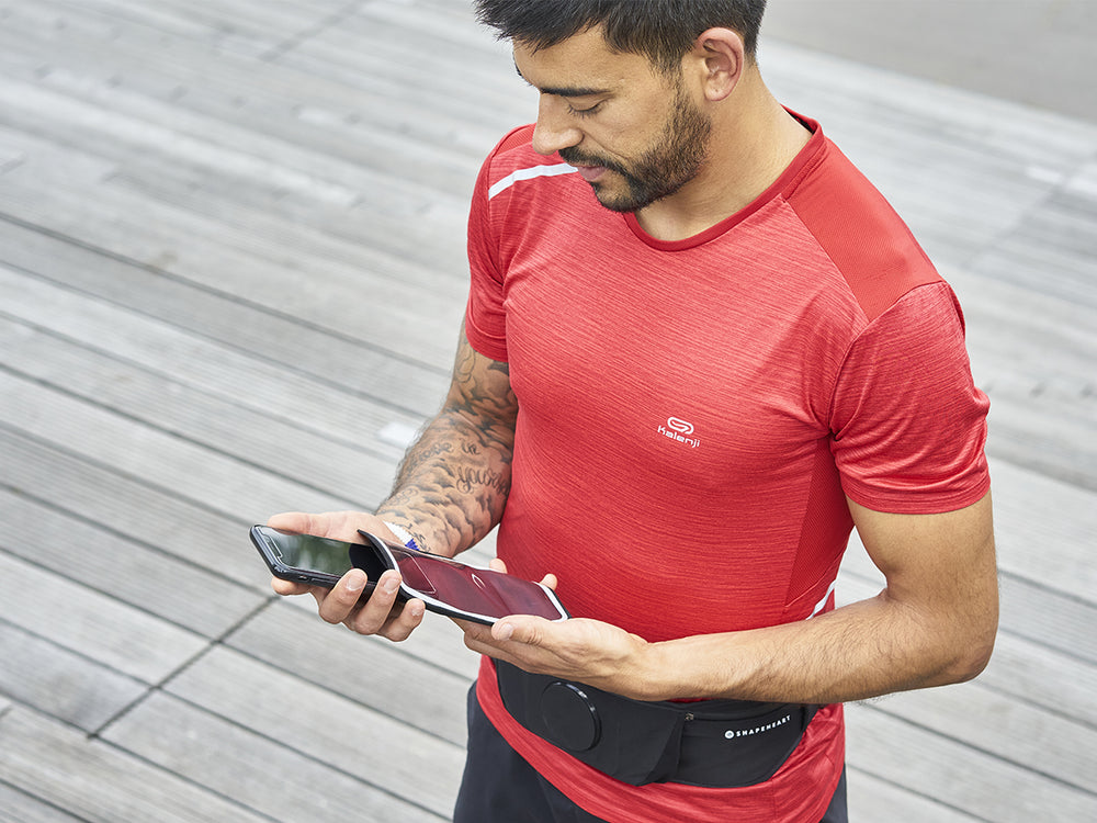 The sleeve for smartphone of the Shapeheart sports belt is fully touchscreen, weatherproof and accessible at all times. 