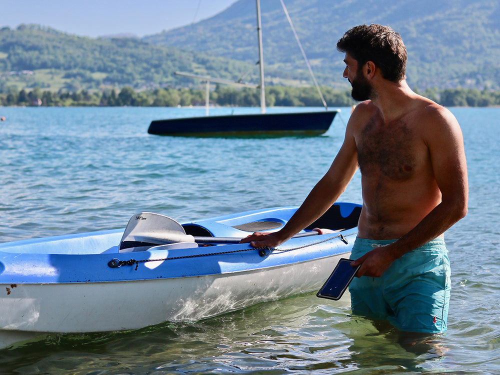 Per le vostre attività in acqua, la custodia impermeabile sarà perfetta per proteggere il vostro telefono. 