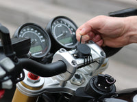 Strap élastique Shapeheart pour moto - fixation sécurisée. Vue en situation démontrant l’installation des straps sur un guidon de moto parfait pour maintenir le support en place.
