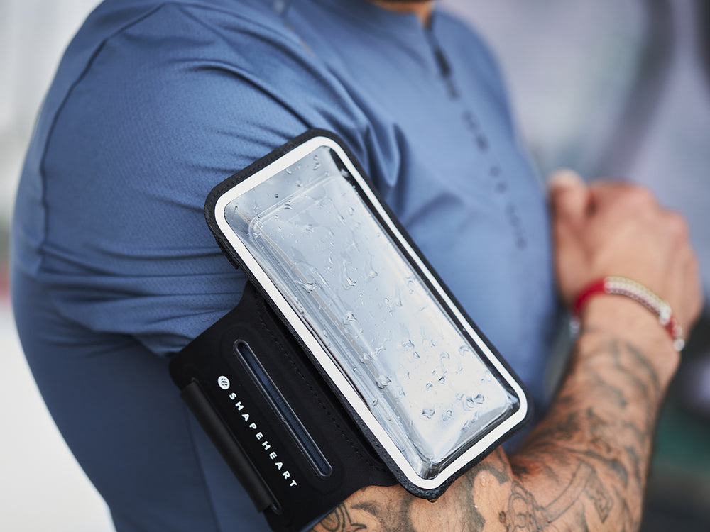 Weatherproof, our sleeve protects your smartphone from bad weather, without altering the touchscreen. 