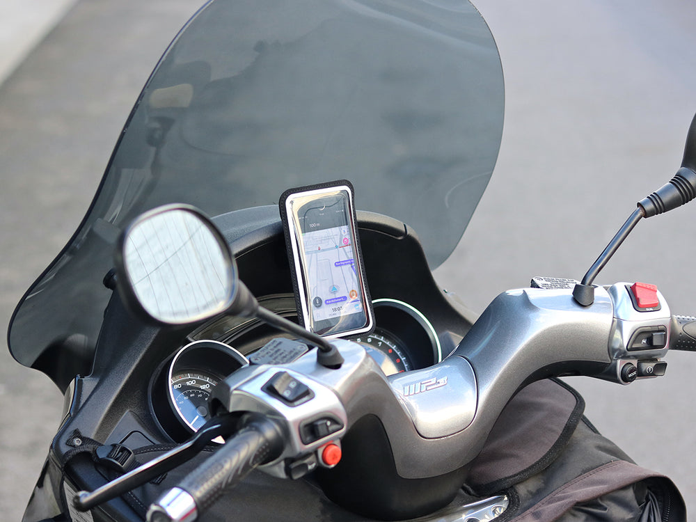 Your smartphone fixed on your dashboard with the scooter dashboard mount. The sleeve protects your smartphone from the elements without altering the touchscreen of your smartphone. 