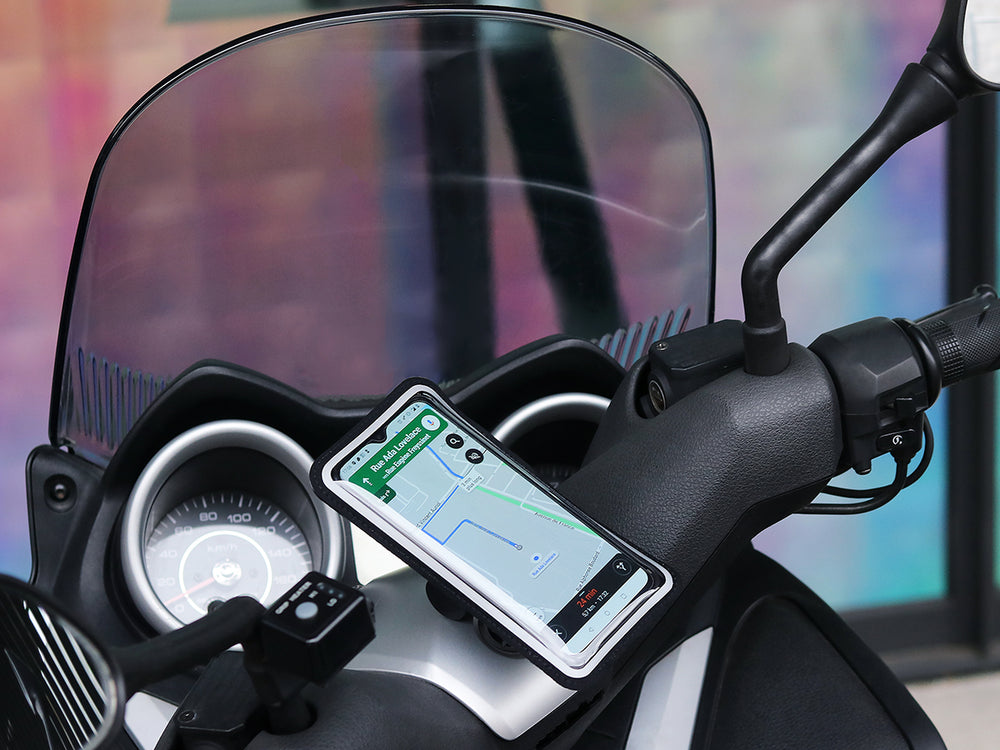 Your smartphone fixed on your dashboard with the scooter dashboard mount. The sleeve protects your smartphone from the elements without altering the touchscreen of your smartphone. 