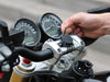 Die Shapeheart Motorradlenker-Telefonhalterung wird mit Gummibändern an Motorradbrücken mit einem Durchmesser von 30 bis 50 mm befestigt.