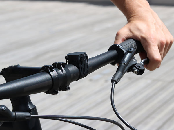 Magnetische Halterung für Fahrrad- und Motorradlenker. 