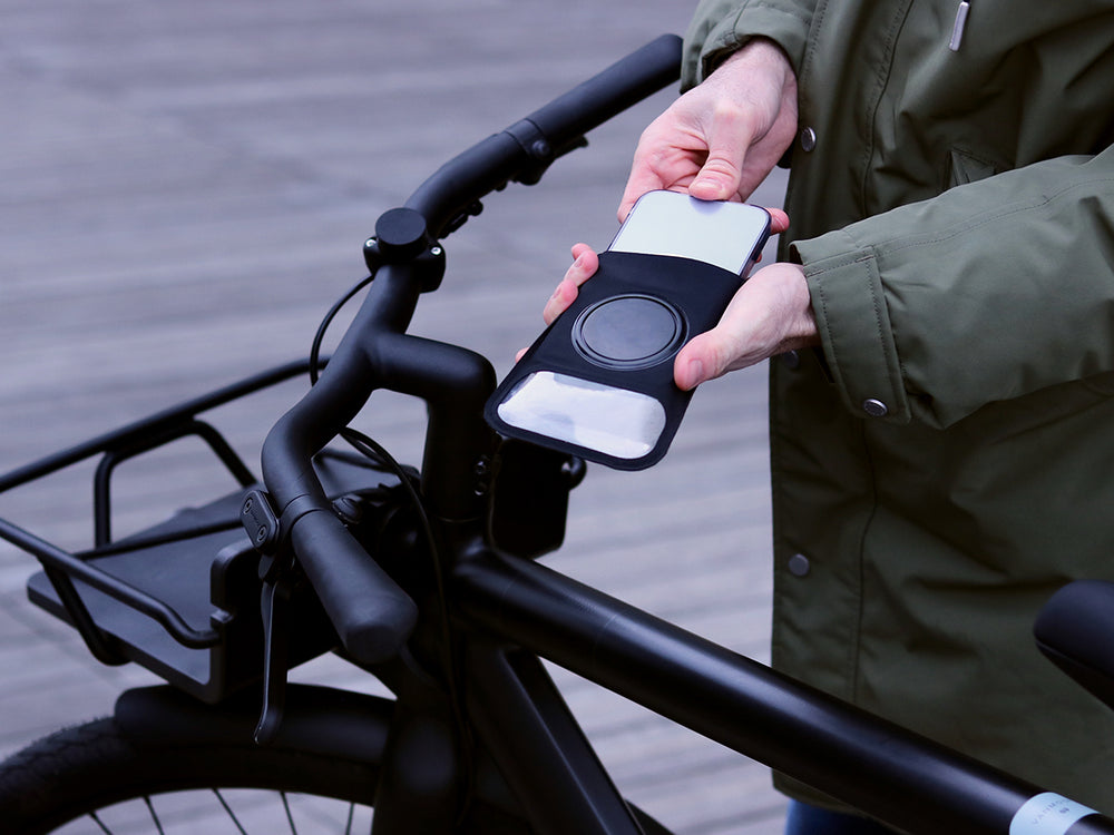 Stecken Sie Ihr Handy in die magnetische Shapeheart Hülle für Profi-Fahrradlenker, die mit der überwiegenden Mehrheit der Smartphones auf dem Markt kompatibel ist.