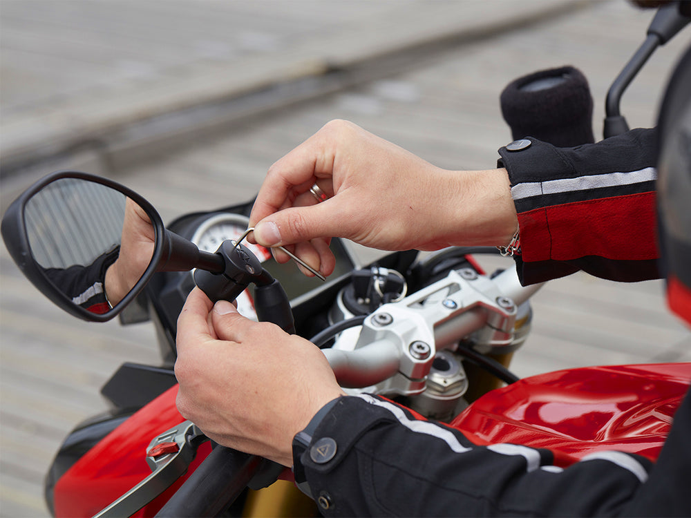 Unsere Motorradspiegelhalterung PRO kann an jeden Rückspiegel mit einem Durchmesser von 8 bis 17 mm geschraubt werden.