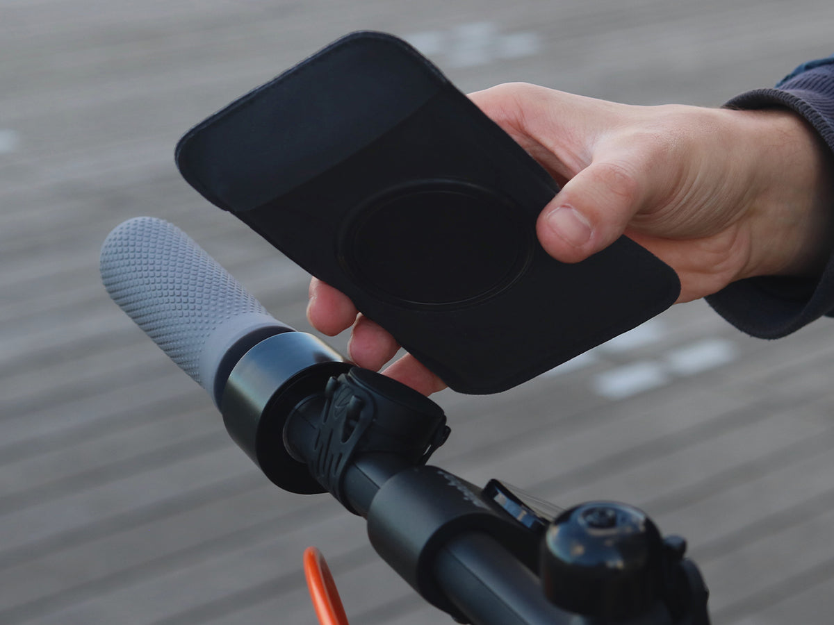 E-scooter smartphone mount