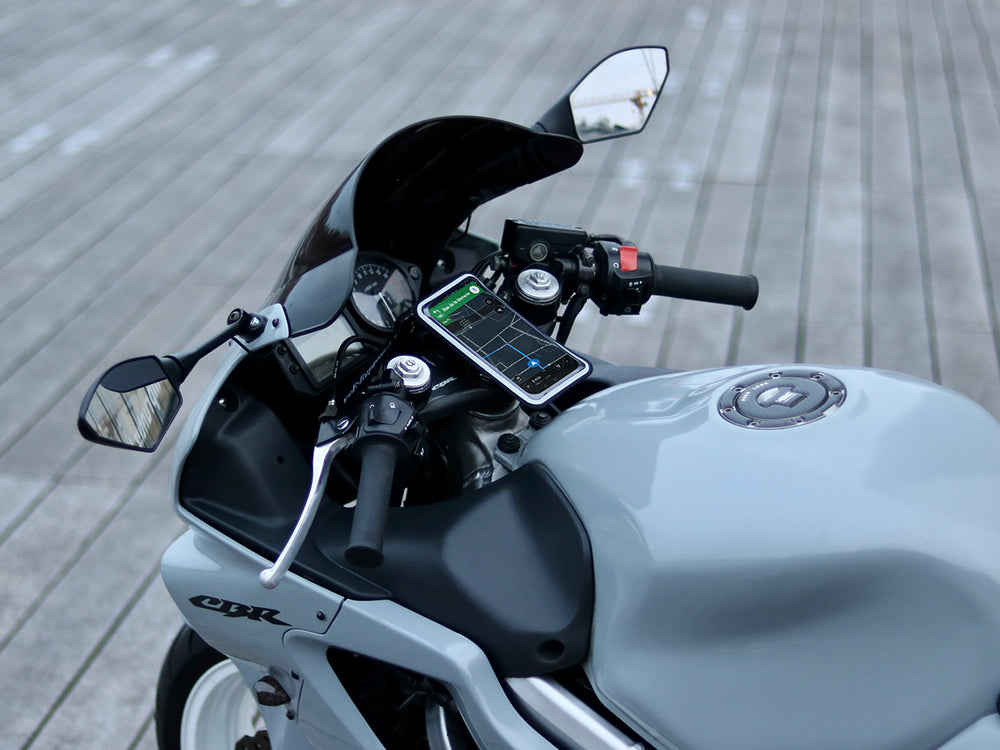 Le support magnétique pour demi-guidon de moto Shapeheart tient fort et a été testé jusqu'à 280km/h sur autoroute et en soufflerie